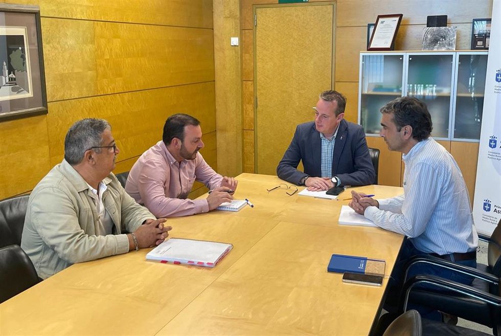 El consejero de Medio Rural, Marcelino Marcos, recibe al alcalde de Mieres, Manuel Ángel Álvarez.