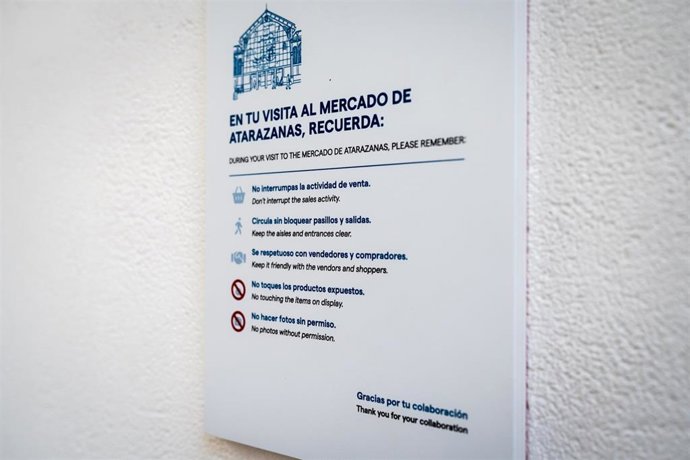 El Ayuntamiento instala cartelería informativa en el Mercado de Atarazanas para garantizar la fluidez de visitantes y armonizar la actividad comercial
