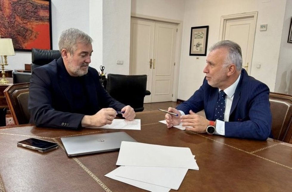 Archivo - El presidente de Canarias, Fernando Clavijo, y el ministro de Política Territorial, Ángel Víctor Torres, en una reunión