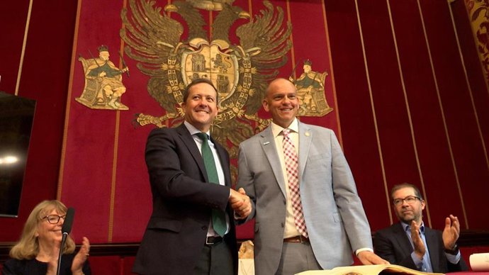 El alcalde Toledo, Carlos Velázquez, junto a su homólogo de Toledo (Ohio), Wade Kapszukiewicz, durante el acto institucional de conmemoración de los 95 años de hermanamiento entre las dos ciudades.