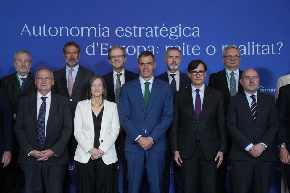 El presidente del Gobierno Pedro Sánchez, el ministro de Industria y Turismo, Jordi Hereu, y el president de la Generalitat de Catalunya, Salvador Illa, durante la celebración de la sesión de clausura de la 41ª Reunión del Cercle d'Economia, a 3 de junio