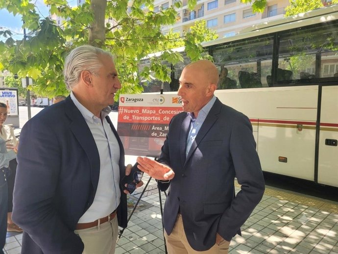 El director general de Transportes del Gobierno de Aragón, David Sánchez Fraile, y el concejal delegado de Movilidad del Ayuntamiento de Zaragoza, José Miguel Rodrigo.