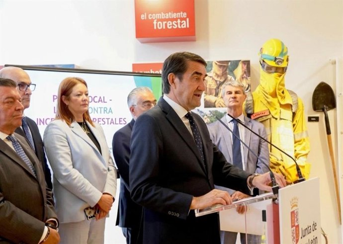 El consejero de Medio Ambiente, Vivienda y Ordenación del Territorio en funciones, Juan Carlos Suárez-Quiñones, durante la presentación de la campaña de riesgo alto de incendios forestales, en la capital leonesa.