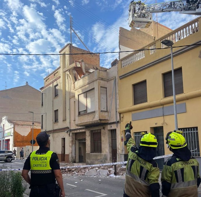 Col·lapsa la part superior d'una façana d'un habitatge a Castelló
