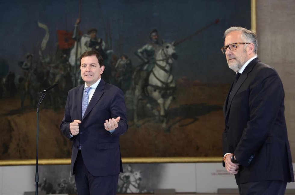 El presidente del Partido Popular de Castilla y León, Alfonso Fernández Mañueco (i), y el portavoz de Vox en las Cortes de Castilla y León, Carlos Pollán (d), durante una rueda de prensa, en las Cortes de Castilla y León, a 3 de junio de 2026, en Valladol