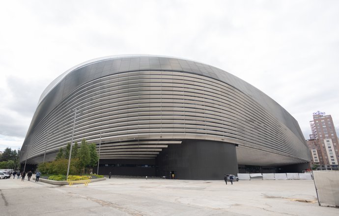 Fachada del Estadio Bernabéu, a 13 de mayo de 2026, en Madrid (España). El Papa León XIV visitará España del 6 al 12 de junio en un viaje apostólico con paradas en Madrid, Barcelona, Gran Canaria y Tenerife.