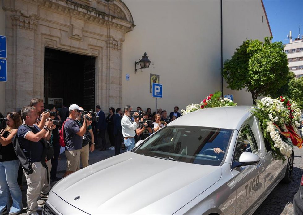 Llegada del coche fúnebre del consejero andaluz de Universidad, Investigación e Innovación, José Carlos Gómez Villamandos, a la iglesia de la Trinidad de Córdoba para celebrar la misa funeral.