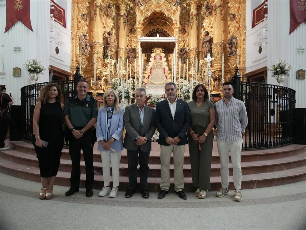 Autoridades visitan a la Virgen del Rocío tras realizar el balance de la romería 2026.