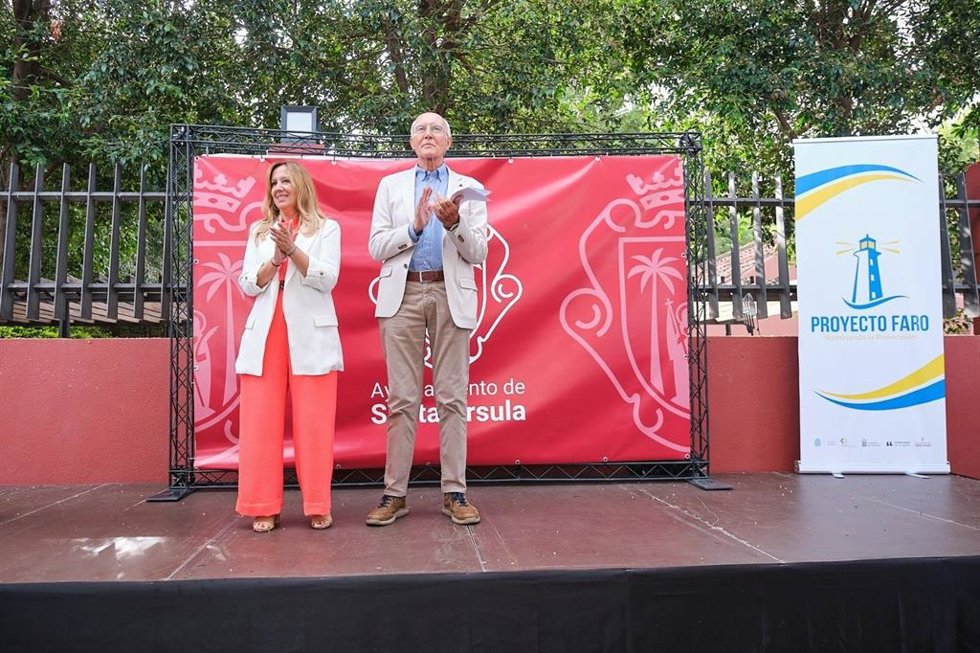 La presidenta del Cabildo de Tenerife, Rosa Dávila, y el consejero de Prevención para la Salud, Juan Acosta, en una jornada del proyecto FARO