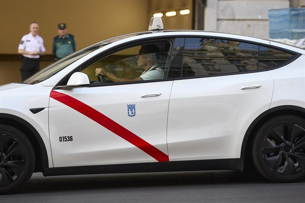 Archivo - Archivo.- Un taxi recorre Madrid