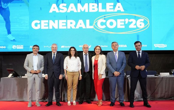 En el centro, el presidente del COE, Alejandro Blanco, acompañado de la Secretario General, Victoria Cabezas, y los vicepresidentes y el tesorero.
