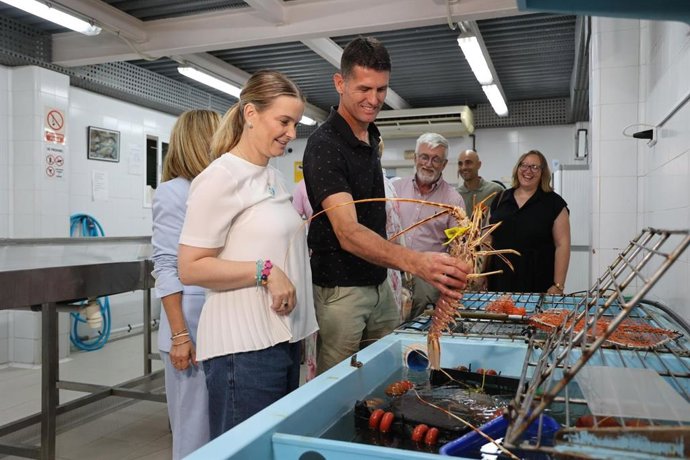 La presidenta del Govern, Marga Prohens, visita la Cofradía de Pescadores de Alcúdia