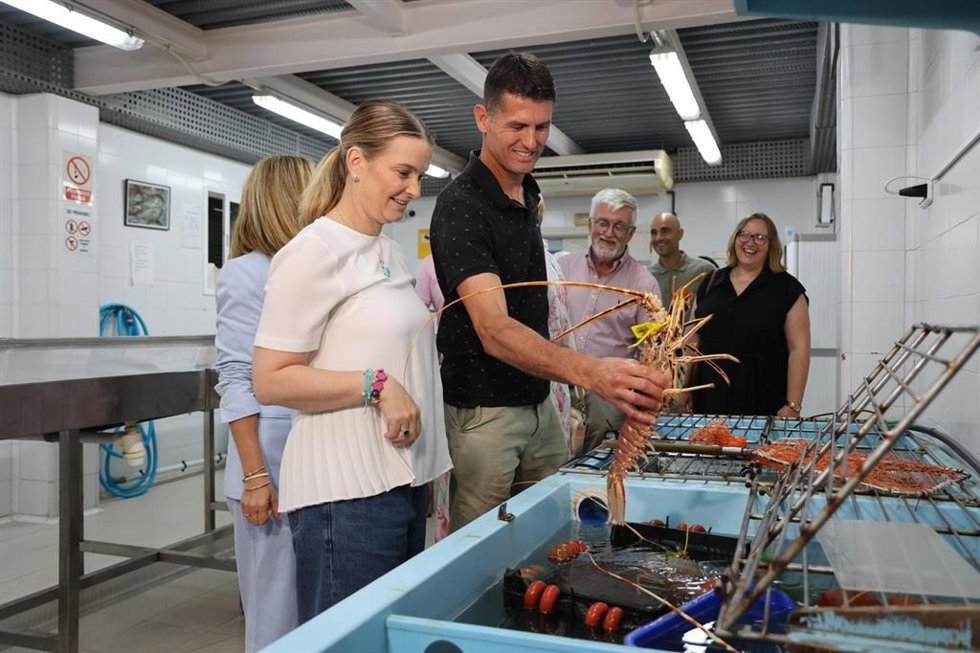 La presidenta del Govern, Marga Prohens, visita la Cofradía de Pescadores de Alcúdia