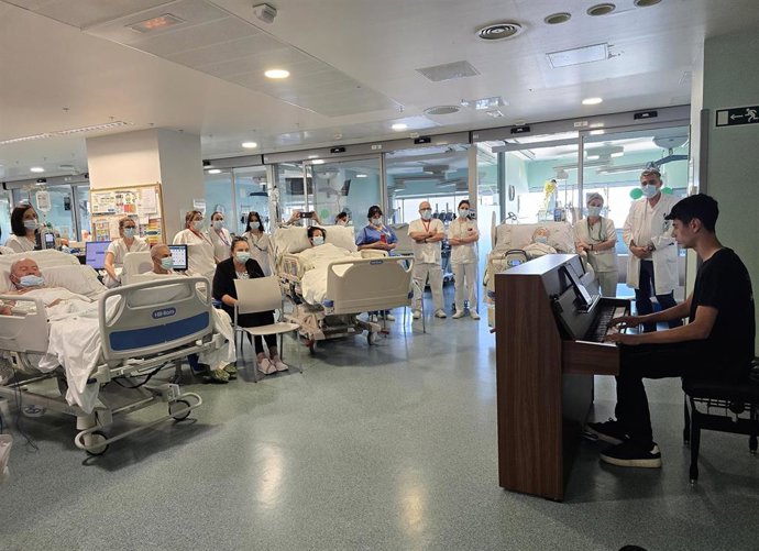 Un joven toca el piano en la UCI del Hospital Clínico San Cecilio de Granada.