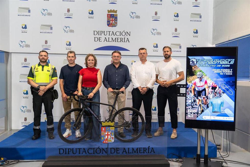Presentación de la XII Marcha Cicloturista 'La Indomable' en el Pabellón de Deportes Moisés Ruiz.