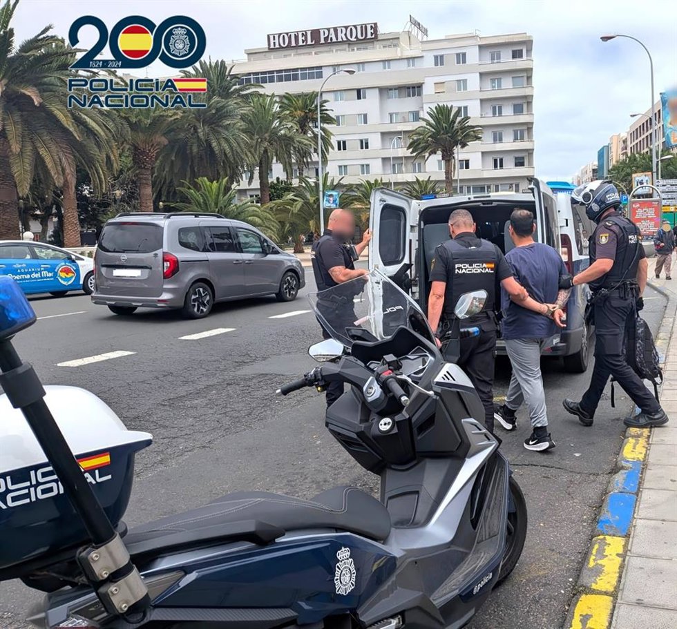 Agentes de la Policía Nacional detienen a un hombre por llevar casi 100 gramos de hachís en las inmediaciones de la zona de San Telmo, en Las Palmas de Gran Canaria