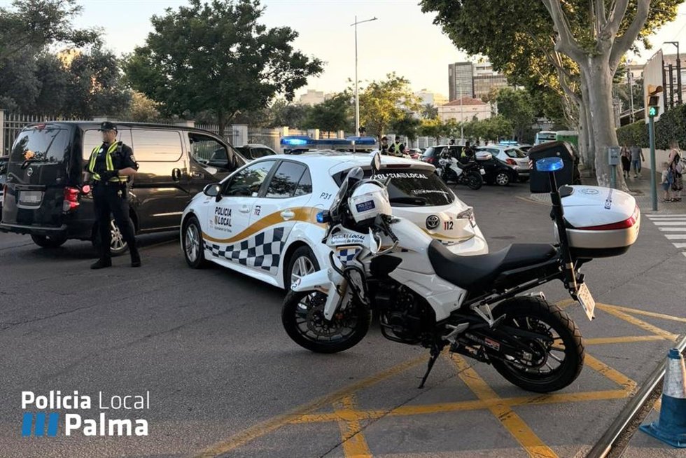 Control de la Policía Local de Palma en la calle Eusebi Estada.