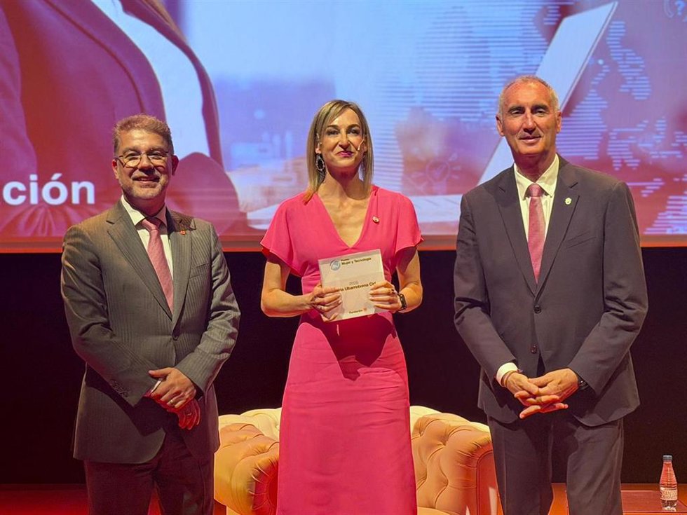 La galardonada, con el presidente de Fundación Orange, Ludovic Pech (izda) y el alcalde de Segovia, José Mazarías.