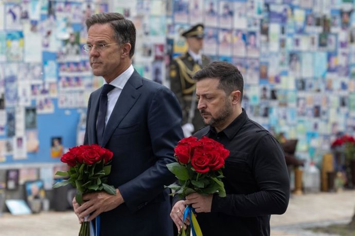 O secretário-geral da OTAN, Mark Rutte, e o presidente da Ucrânia, Volodimir Zelenski, prestam homenagem aos soldados mortos durante a invasão russa da Ucrânia.
