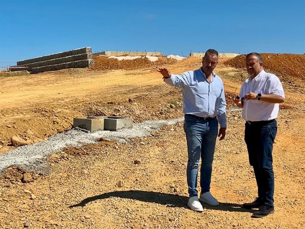 El presidente de la Diputación de León, Gerardo Álvarez Courel (derecha), junto al diputado de Cultura, Emilio Martínez Morán, durante la visita realizada al yacimiento de Lancia.