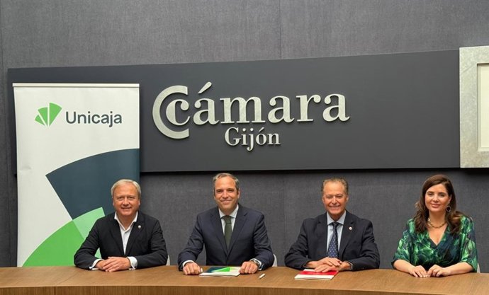 En el centro, el director territorial Norte de Unicaja, Iñaki Pradera, y el presidente de la Cámara de Comercio de Gijón, Félix Baragaño, durante la firma de un acuerdo de colaboración.