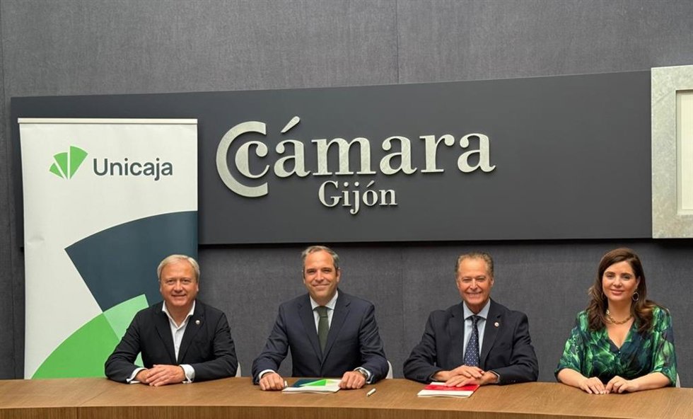 En el centro, el director territorial Norte de Unicaja, Iñaki Pradera, y el presidente de la Cámara de Comercio de Gijón, Félix Baragaño, durante la firma de un acuerdo de colaboración.