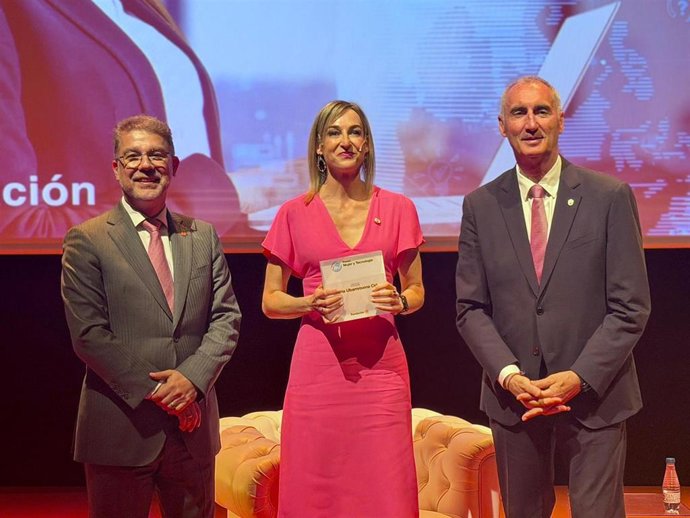 La galardonada, con el presidente de Fundación Orange, Ludovic Pech (izda) y el alcalde de Segovia, José Mazarías.