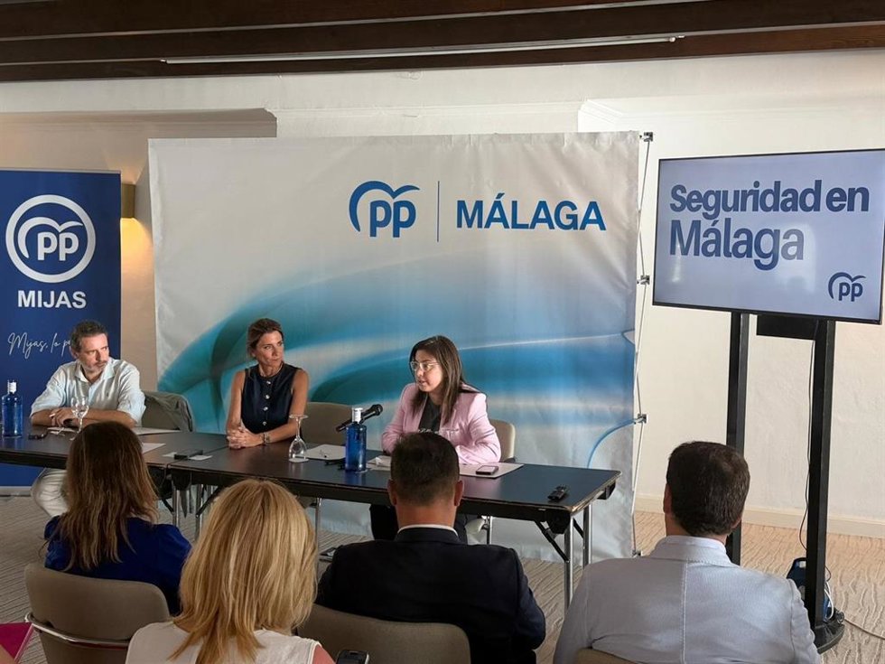 La secretaria de Interior del PP, Ana Vázquez, el secretario general del PP de Málaga, José Ramón Carmona, y la alcaldesa de Mijas, Ana Mata, participan en una reunión con concejales de seguridad de municipios costeros.