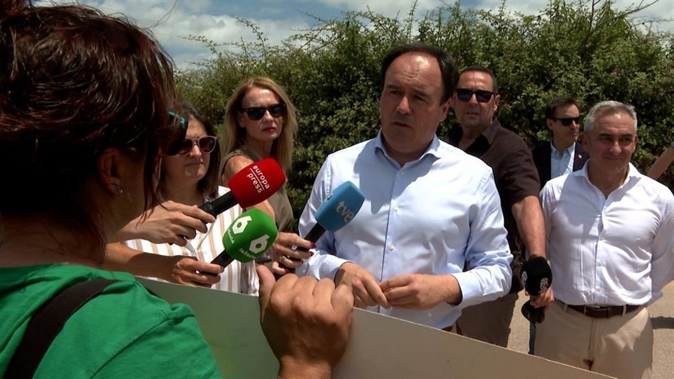 El president de la Generalitat, Juanfran Pérez Llorca, conversa  con un grupo de docentes.
