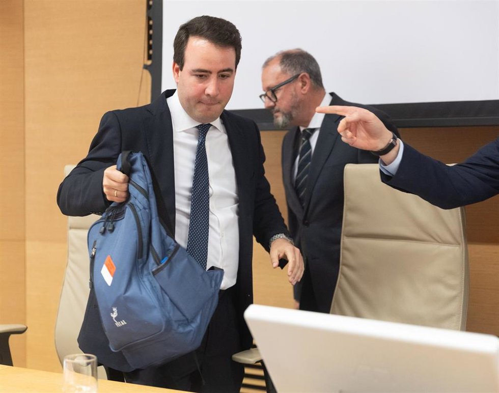 Archivo - El exvicepresidente segundo de la Diputación de Almería Fernando Giménez a su llegada a la comisión de investigación sobre los contratos públicos realizados durante la pandemia de covid-19. 