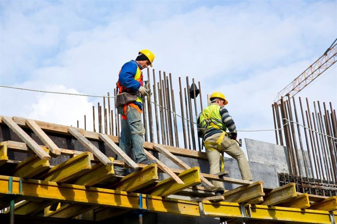Archivo - Trabajadores de la construcción.