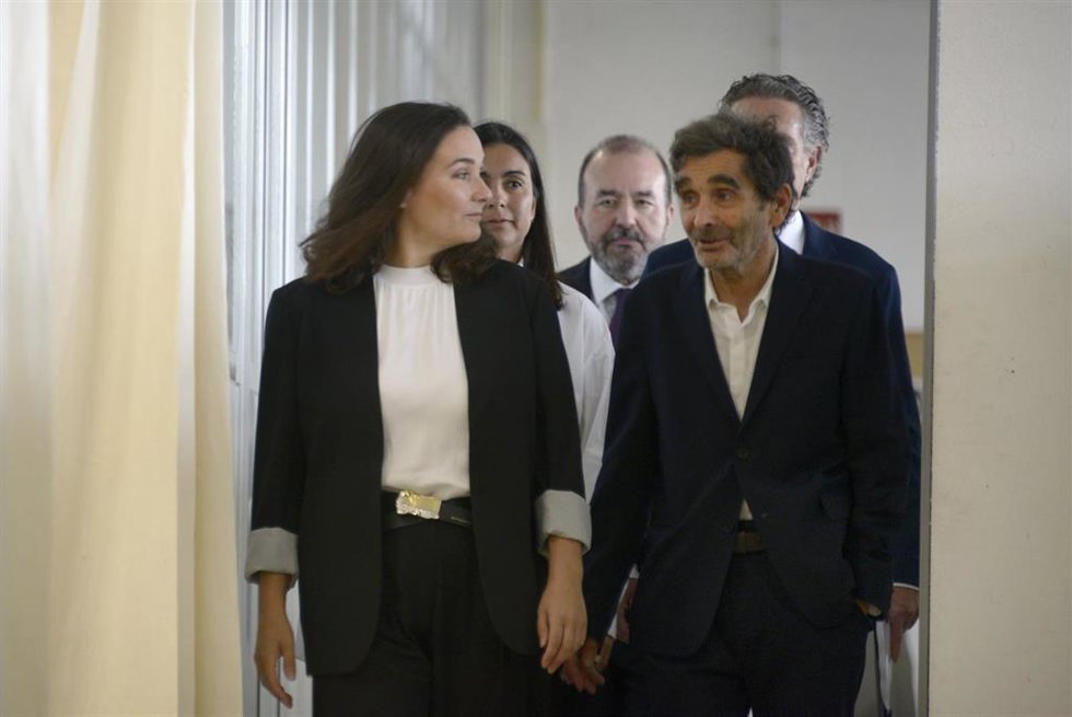 (I-D) La presidenta ejecutiva de Adolfo Domínguez, Adriana Domínguez; el vicepresidente de Adolfo Domínguez, José Luis Suárez; y el fundador y consejero dominical de la marca, Adolfo Domínguez; a su llegada a la Junta General de Accionistas de Adolfo Domí