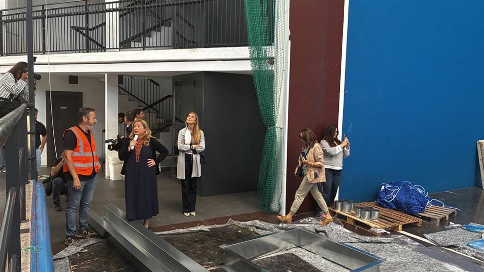 La alcaldesa en la visita al polideportivo Lavaderos.