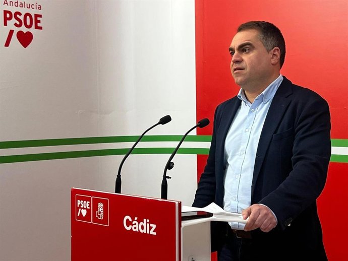 El secretario de Organización del PSOE en Cádiz, Juan Cornejo, en rueda de prensa.