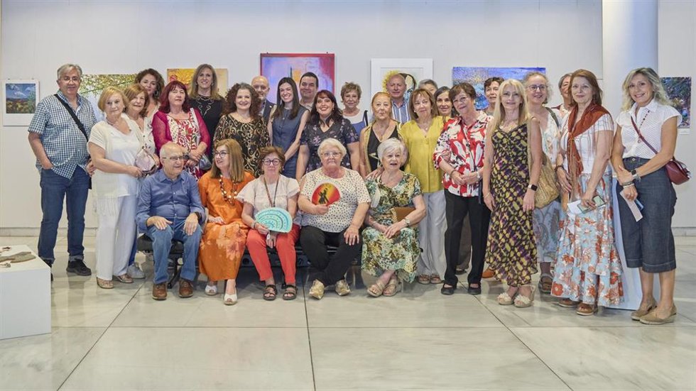 El Taller de Arte y Creatividad del Aula Permanente de Formación Abierta de la Universidad de Granada (UGR) ha presentado en la Sala de Exposiciones de Servicios Centrales de Caja Rural Granada 'Paisajes para una paloma urgente', una exposición colectiva