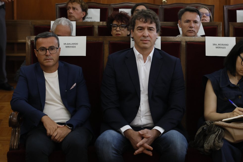 El hermano del presidente del gobierno David Sánchez (d) y el exlíder del PSOE extremeño, Miguel Ángel Gallardo (i), durante un juicio en la Audiencia Provincial de Badajoz, a 28 de mayo de 2026, en Badajoz, Extremadura (España).