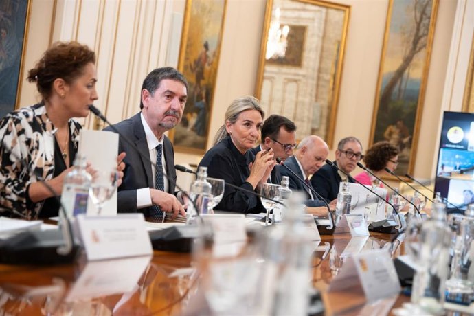 La ministra de Educación, Formación Profesional y Deportes, Milagros Tolón (c), durante la Conferencia Sectorial de Educación, en el Ministerio de Educación, Formación Profesional y Deportes, a 3 de junio de 2026, en Madrid (España). Tolón reúne hoy a los