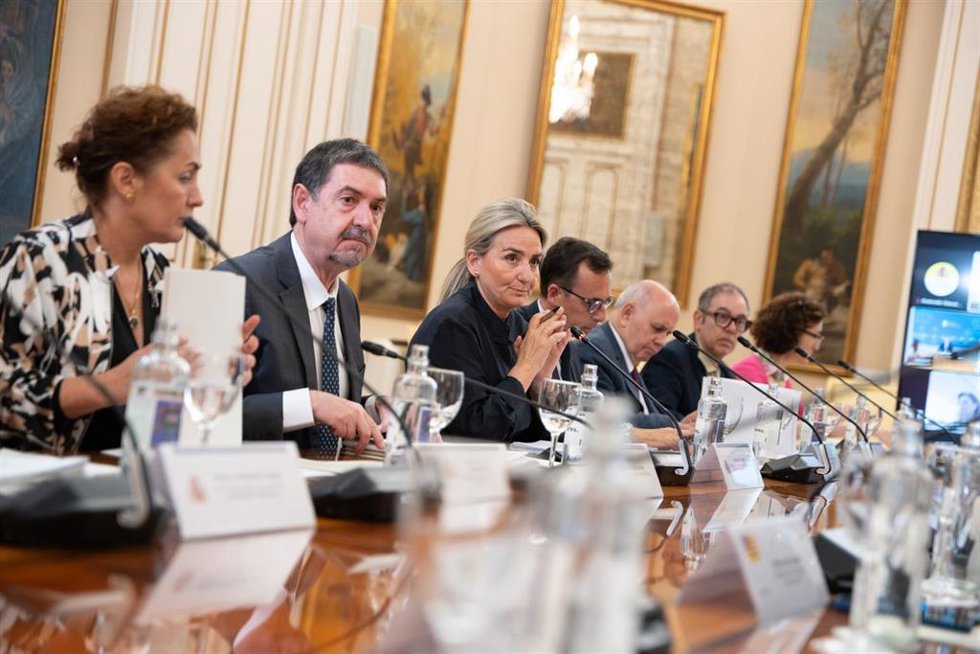 La ministra de Educación, Formación Profesional y Deportes, Milagros Tolón (c), durante la Conferencia Sectorial de Educación, en el Ministerio de Educación, Formación Profesional y Deportes, a 3 de junio de 2026, en Madrid (España). Tolón reúne hoy a los