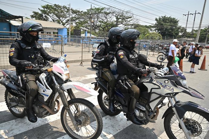 Archivo - Arquivo - 12 de novembro de 2024, Equador, Guayaquil: Policiais circulam de motocicleta em serviço após graves confrontos entre detentos em um centro de detenção. Pelo menos 14 pessoas morreram nos distúrbios. Foto: Alejandro Mendez/dpa