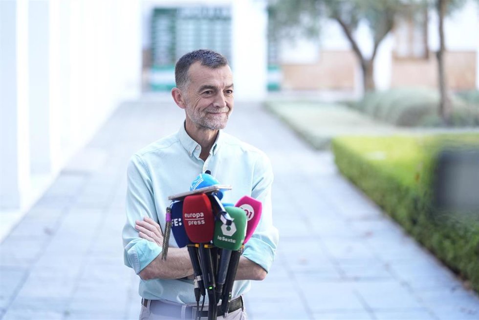El candidato de la coalición Por Andalucía, Antonio Maíllo, ofrece una rueda de prensa sobre asuntos de actualidad en el patio de prensa del Parlamento Andaluz. A 27 de mayo de 2026 en Sevilla (Andalucía, España). 