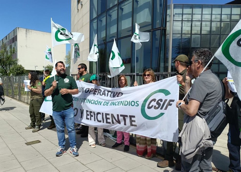 Representantes de CSIF protestan a las puertas del Centro para la Defensa contra el Fuego de la capital leonesa por la política de la Junta de Castilla y León en materia de incendios.