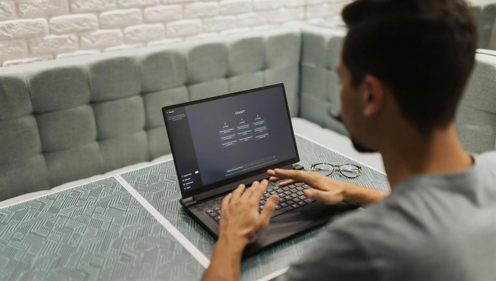 Una persona trabajando con un chatbot con IA