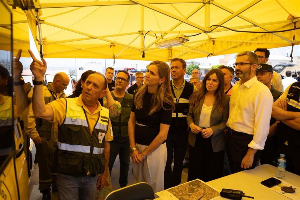 La ministra para la Transición Ecológica y el Reto Demográfico, Sara Aagesen, junto a otras autoridades, en el puesto de mandado avanzado del incendio forestal declarado en la pedanía murciana de Los Garres