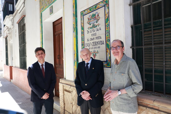 El presidente del Ateneo de Sevilla, Emilio A. Boja, junto al diputado de Cultura y Ciudadanía de la Diputación de Sevilla, Casimiro Fernández, y el presidente de la Sección de Literatura del Ateneo, José Vallecillo