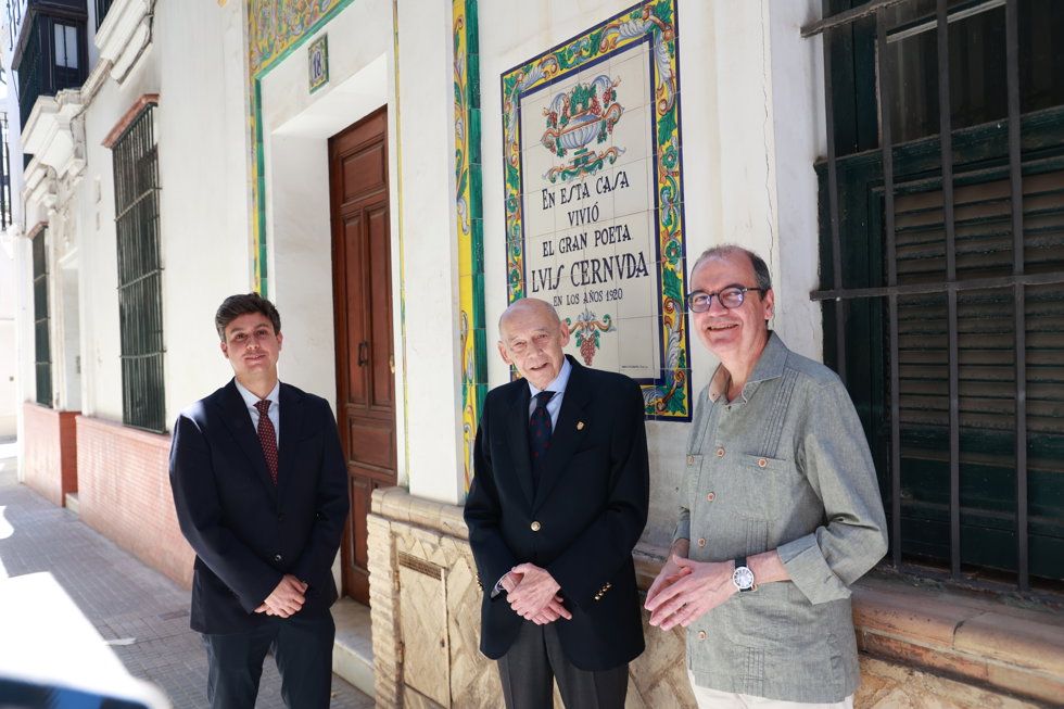 El presidente del Ateneo de Sevilla, Emilio A. Boja, junto al diputado de Cultura y Ciudadanía de la Diputación de Sevilla, Casimiro Fernández, y el presidente de la Sección de Literatura del Ateneo, José Vallecillo