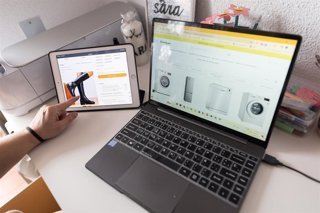Archivo - Una persona usa un ordenador para comprar 'online'