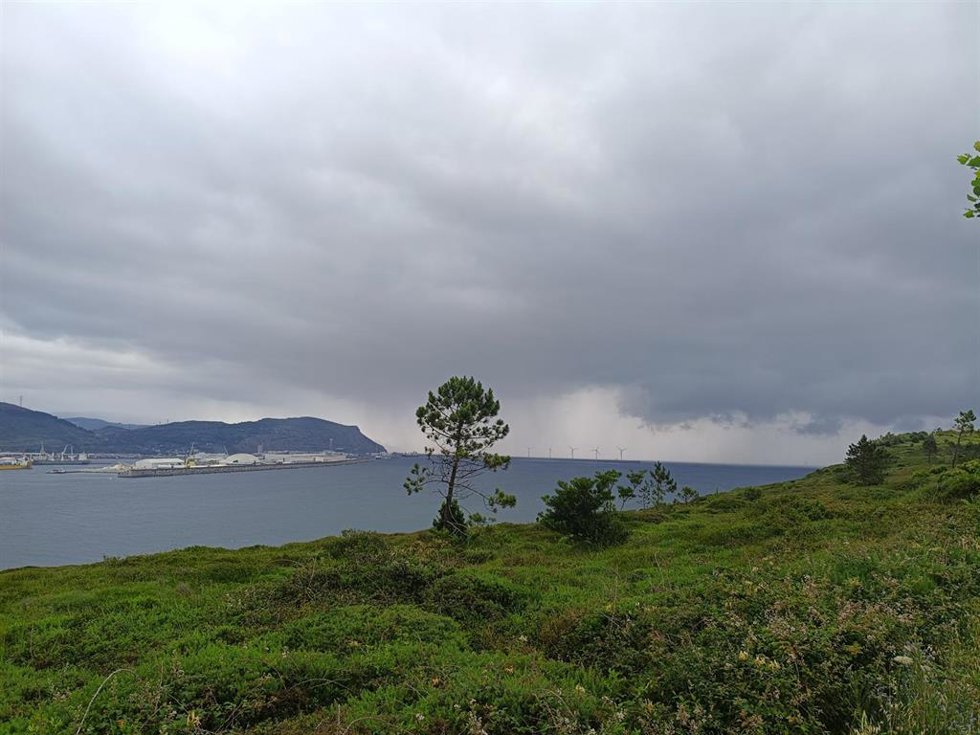 Cielos nublados en la costa vizcaína.
