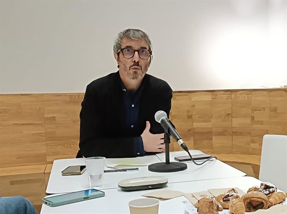 Archivo - El parlamentario de EH Bildu Josu Aztiria