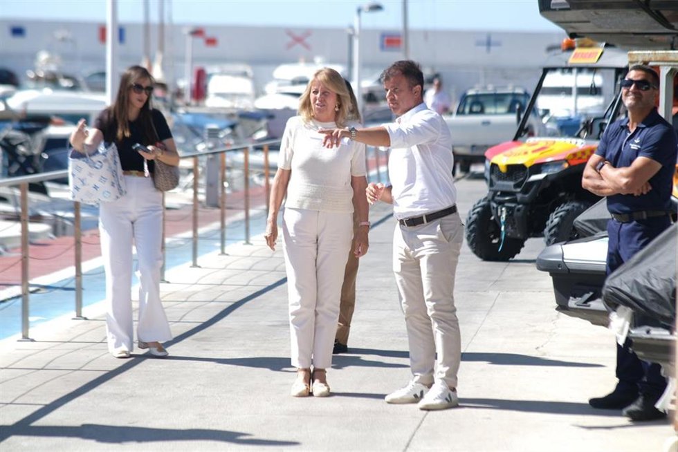 La alcaldesa de Marbella, Ángeles Muñoz, en el simulacro de emergencia del Puerto Deportivo