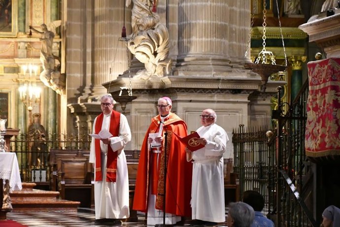 El obispo de Jaén, Sebastián Chico (c), en la vigilia celebrada el 23 de mayo.